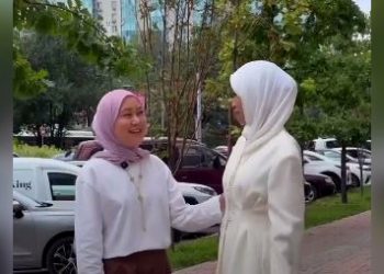 Видео с примеркой хиджаба вызвало бурю споров