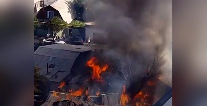 В Алматы три дома сгорели за 10 минут (ВИДЕО)