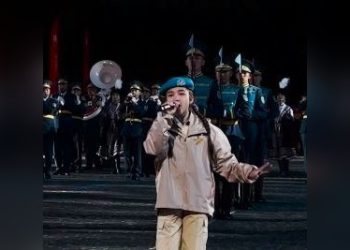Девочка из Казахстана блестяще исполнила песню “Алия” на Красной площади в Москве