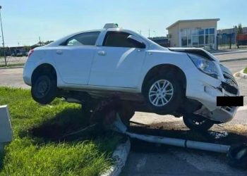 Девушка в Костанае снесла “светофор”, но это не было ДТП