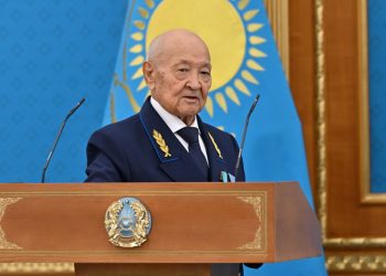 Токаев наградил орденом “Отан” ветерана КТЖ