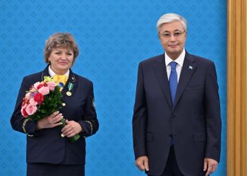 Токаев вручил награды за вклад в развитие транспорта