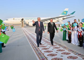 Токаев прибыл в Туркменистан для участия в конференции ООН