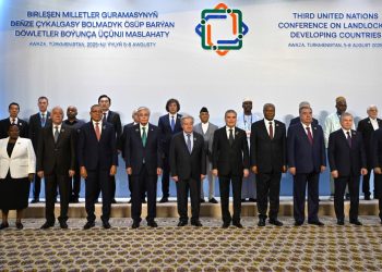 Токаев прибыл на конференцию ООН в Туркменистане
