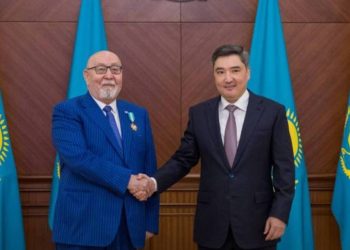 Бектенов наградил работников строительной отрасли