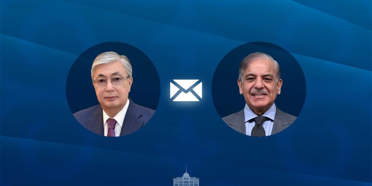 Токаев поздравил с Днём независимости премьера Пакистана