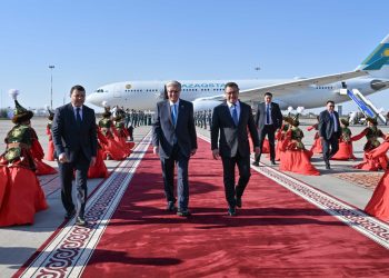 Токаев с официальным визитом прибыл в Кыргызстан