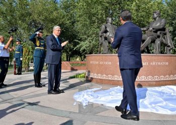 Токаев и Жапаров открыли памятник «Золотой мост дружбы»