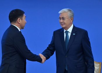 Токаев наградил казахстанцев в честь Дня Конституции