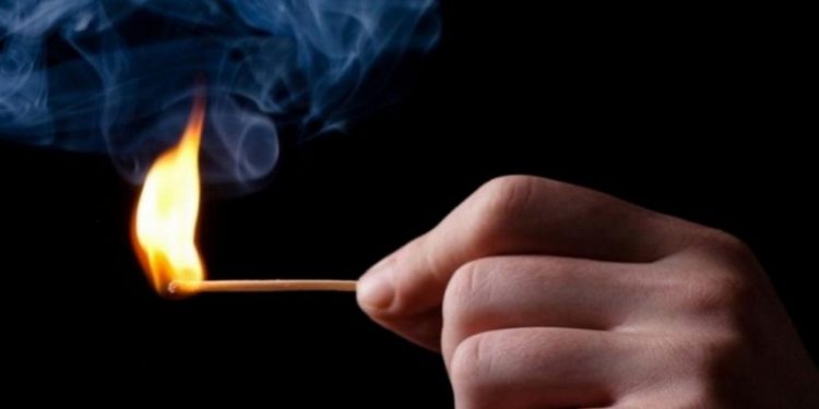 В Алматы владелец таунхауса пытался сжечь себя во время сноса