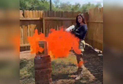 Сожгла Коран огнемётом: кандидатка в Конгресс США спровоцировала скандал (ВИДЕО)