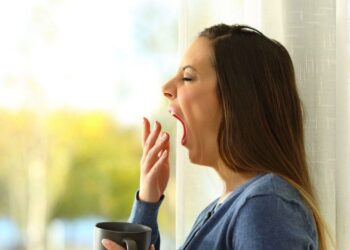 Женщина посмотрела на дочь, зевнула и чуть не сломала себе шею