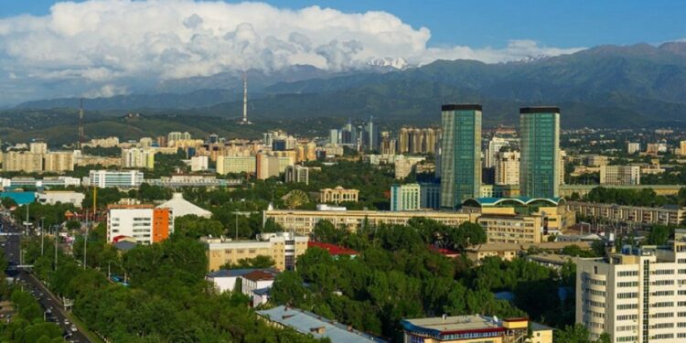 “Очень дорого”: турист поделился впечатлениями об Алматы