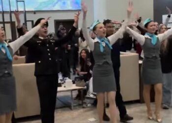 Backstreet Boys встретили танцами в аэропорту Астаны (ВИДЕО)