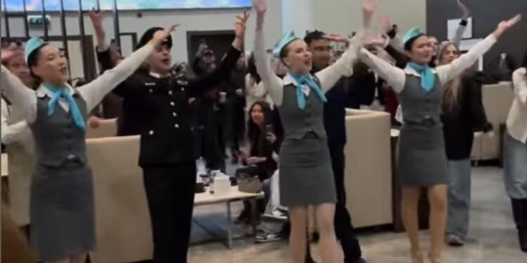 Backstreet Boys встретили танцами в аэропорту Астаны (ВИДЕО)