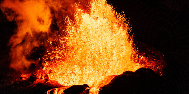 Извержение вулкана Килауэа происходит в Тихом океане (ВИДЕО)