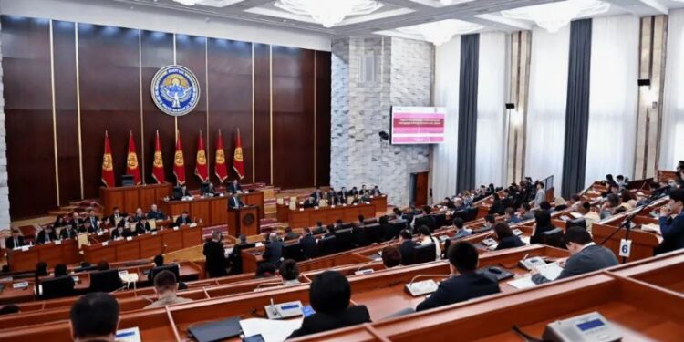 В Кыргызстане одобрили самороспуск парламента