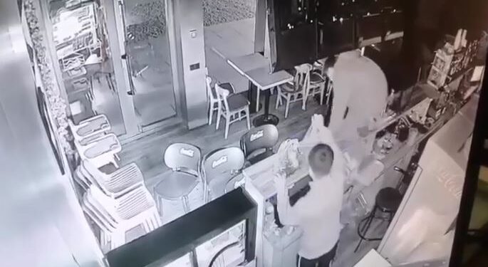 Воры-гастролёры обчистили пиццерию в Астане, но их “застукали” видеокамеры