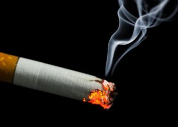 Мужчина дал малышу покурить сигарету в Жаркенте