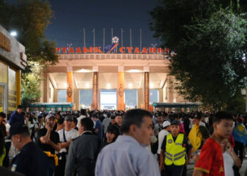 Не все попали на футбол: сбои трансляций и толпы у стадиона в Алматы (ВИДЕО)