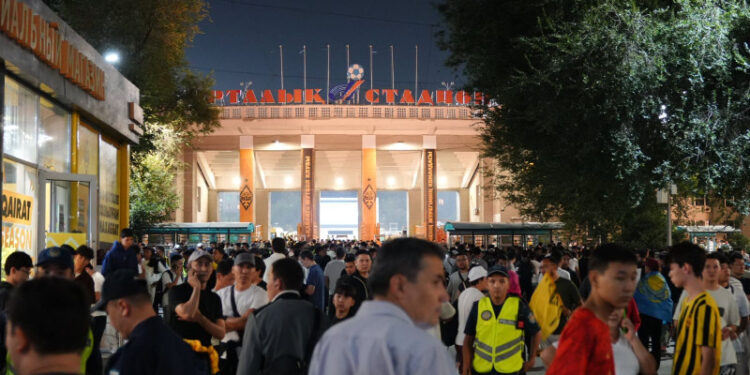 Не все попали на футбол: сбои трансляций и толпы у стадиона в Алматы (ВИДЕО)