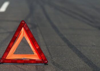 Автомобиль на полном ходу снёс пешеходов на “зебре” в Уральске (ВИДЕО)