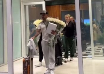 Backstreet Boys прилетели в Алматы и надели тюбетейки (ВИДЕО)