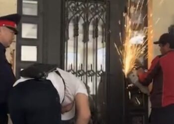 Силовики выселили из дома семью экс-президента Кыргызстана (ВИДЕО)