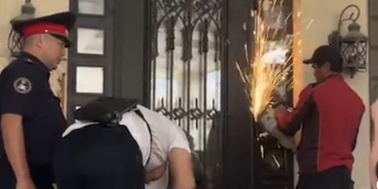 Силовики выселили из дома семью экс-президента Кыргызстана (ВИДЕО)