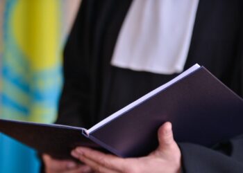 Казахстанца обвинили в демонстрации полового члена прохожим, но суд не наказал его