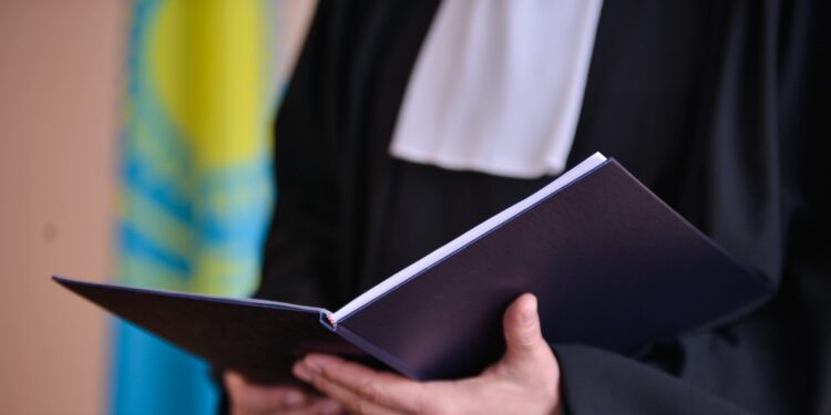 Казахстанца обвинили в демонстрации полового члена прохожим, но суд не наказал его