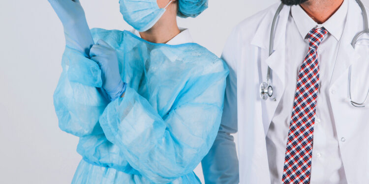 Врач во время операции оставил пациента и занялся сексом с медсестрой