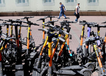 Полиция Алматы выявила сотни нарушений с самокатами