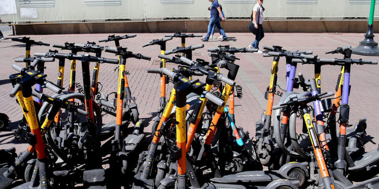 Полиция Алматы выявила сотни нарушений с самокатами