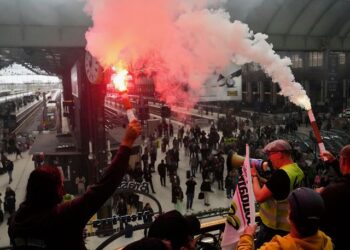 Францию охватили протесты «Block Everything» против экономии бюджета