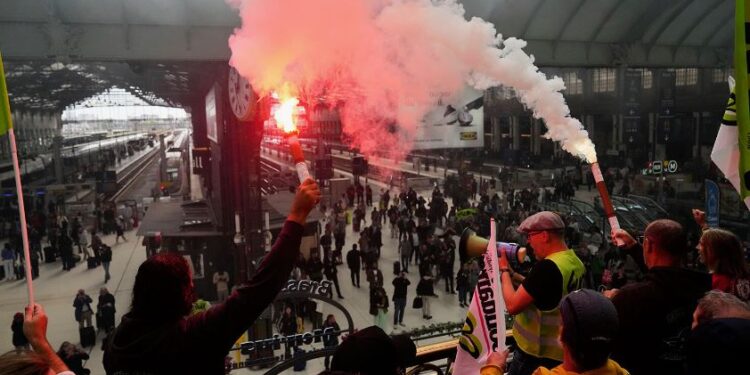 Францию охватили протесты «Block Everything» против экономии бюджета