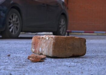 Опасные игры с кирпичами устроил подросток в Караганде (ВИДЕО)