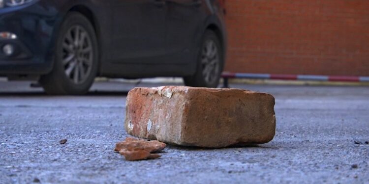 Опасные игры с кирпичами устроил подросток в Караганде (ВИДЕО)