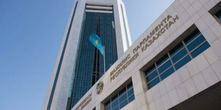 Банковская сфера и обмен преступниками: какие ещё законопроекты поступили в мажилис