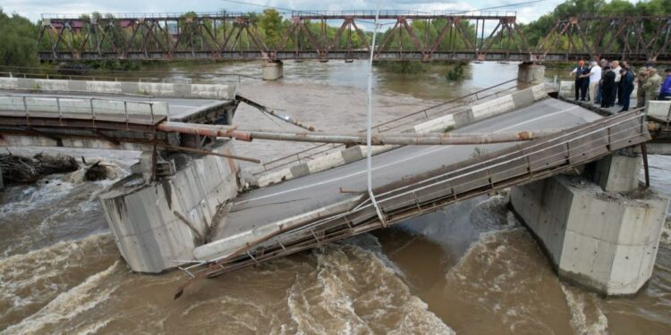 В Усть-Каменогорске возбудили дело после обрушения моста