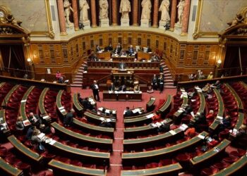 Парламент Франции отказал правительству в доверии