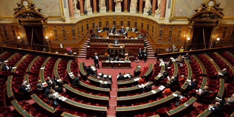 Парламент Франции отказал правительству в доверии