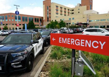 Школьник открыл огонь по одноклассникам и застрелился в США