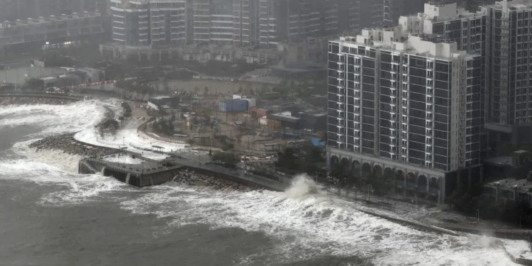 Тайфун «Рагаса» обрушился на Азию