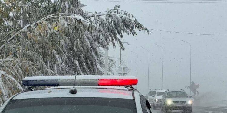 Автомобили слетают с дорог из-за непогоды в Костанайской области (ВИДЕО)