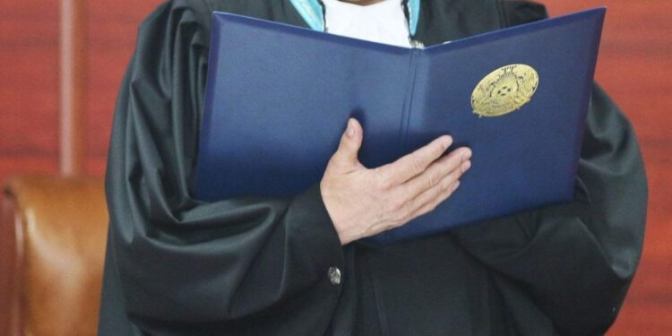 Казахстанца осудили на пожизненный срок за изнасилование своей же дочери