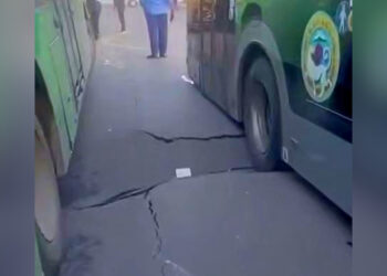 Новый асфальт в Алматы не выдерживает дождей и… автобусов. Власти дали объяснение