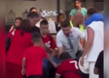 Казахстанцы устроили массовую драку в аэропорту Анталии (ВИДЕО)