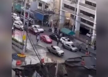 В Бангкоке улица провалилась вместе с полицейским участком (ВИДЕО)