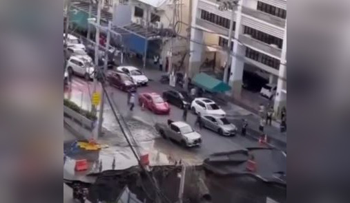 В Бангкоке улица провалилась вместе с полицейским участком (ВИДЕО)